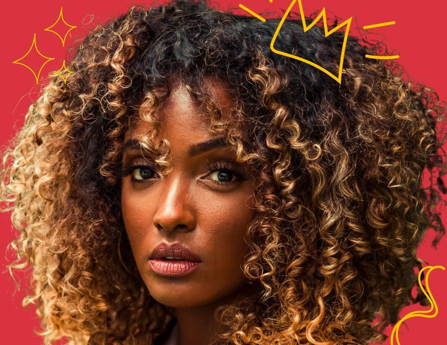 femmes métisse avec cheveux bouclés volumineux longueur dégradés épaules avec un balayage couleur blond caramer