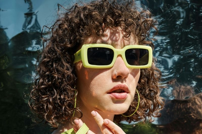 femme portant une coupe de cheveux bouclés portant un modèle curly bob