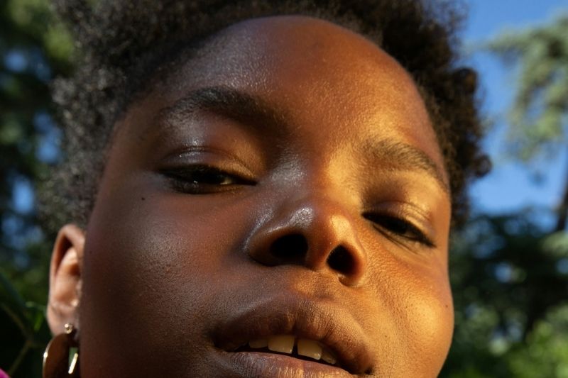 Femme aux cheveux afro libres et hydraté
