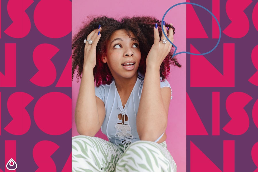 Femme aux cheveux bouclés avec une routine capillaire simple et rapide – image de couverture d’un article Saison des Pluies