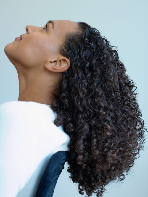 Cheveux bouclés : comment les faire pousser efficacement