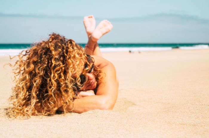 10 idées coiffures cheveux bouclés pour l'été