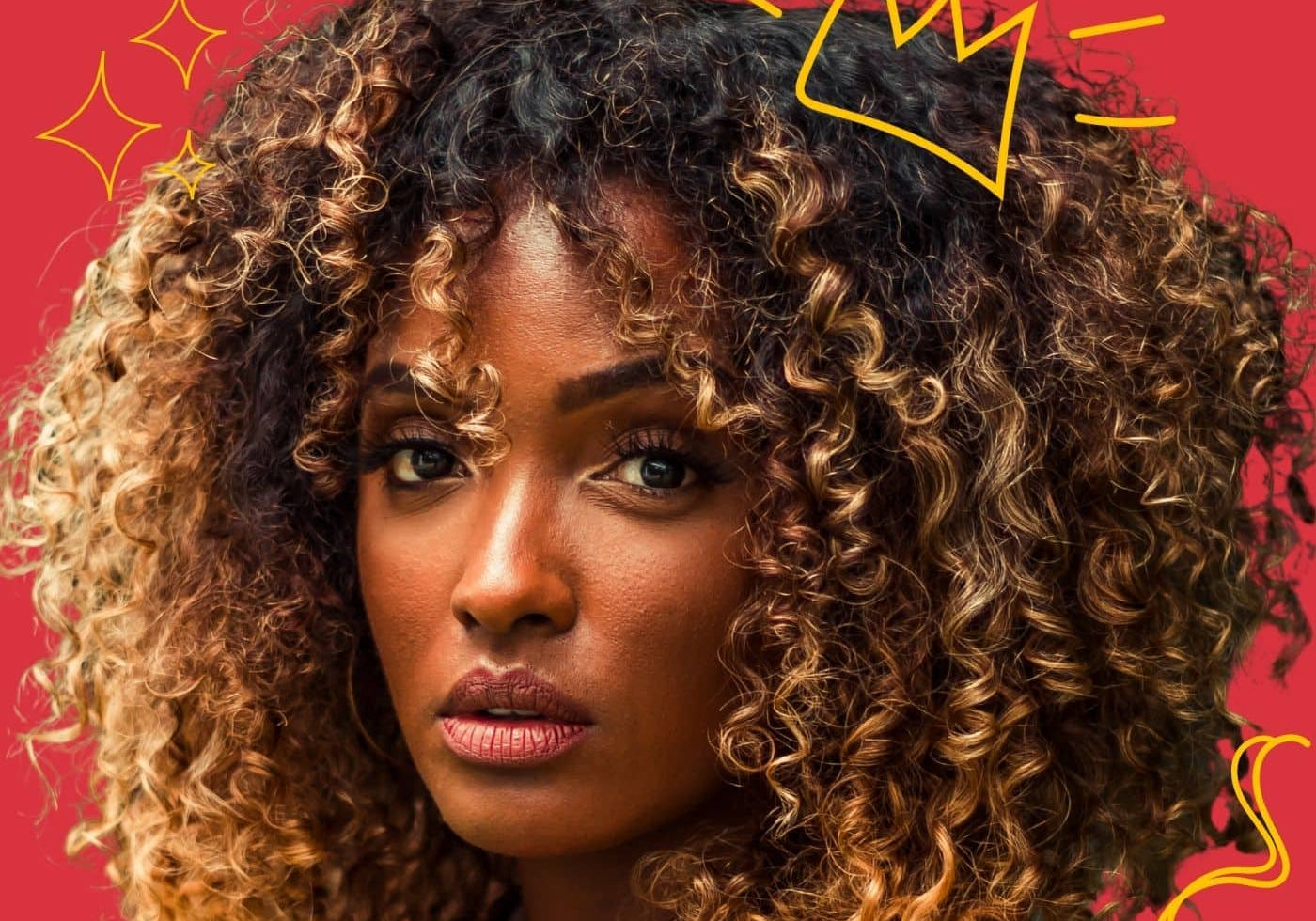 femmes métisse avec cheveux bouclés volumineux longueur dégradés épaules avec un balayage couleur blond caramer