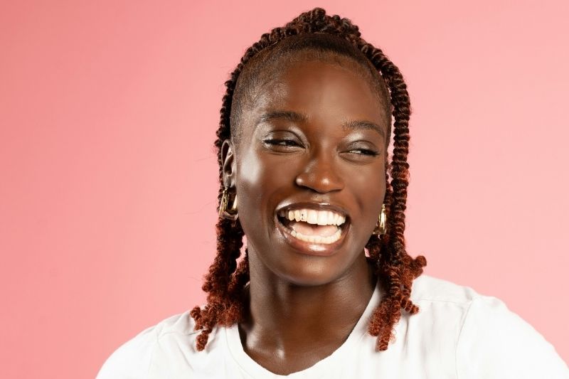 Femme noire portant une coiffure sur cheveux crépus avec vanilles