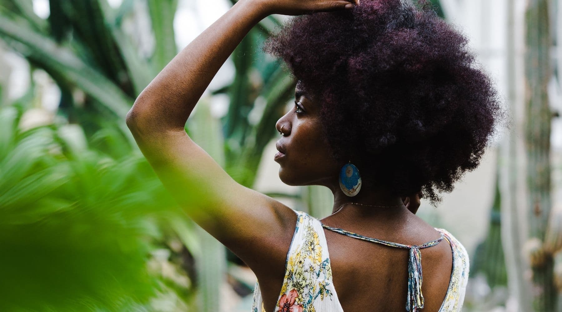 Saison des Pluies-portrait d'une femme noire afro aux cheveux frisés qui portent la coiffure twist out sur cheveux courts