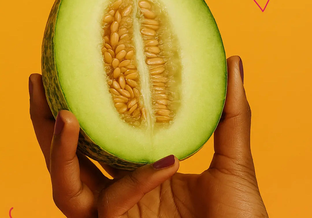 Main tenant un melon du Kalahari, ingrédient utilisé pour hydrater et nourrir les cheveux crépus, bouclés et locksés.