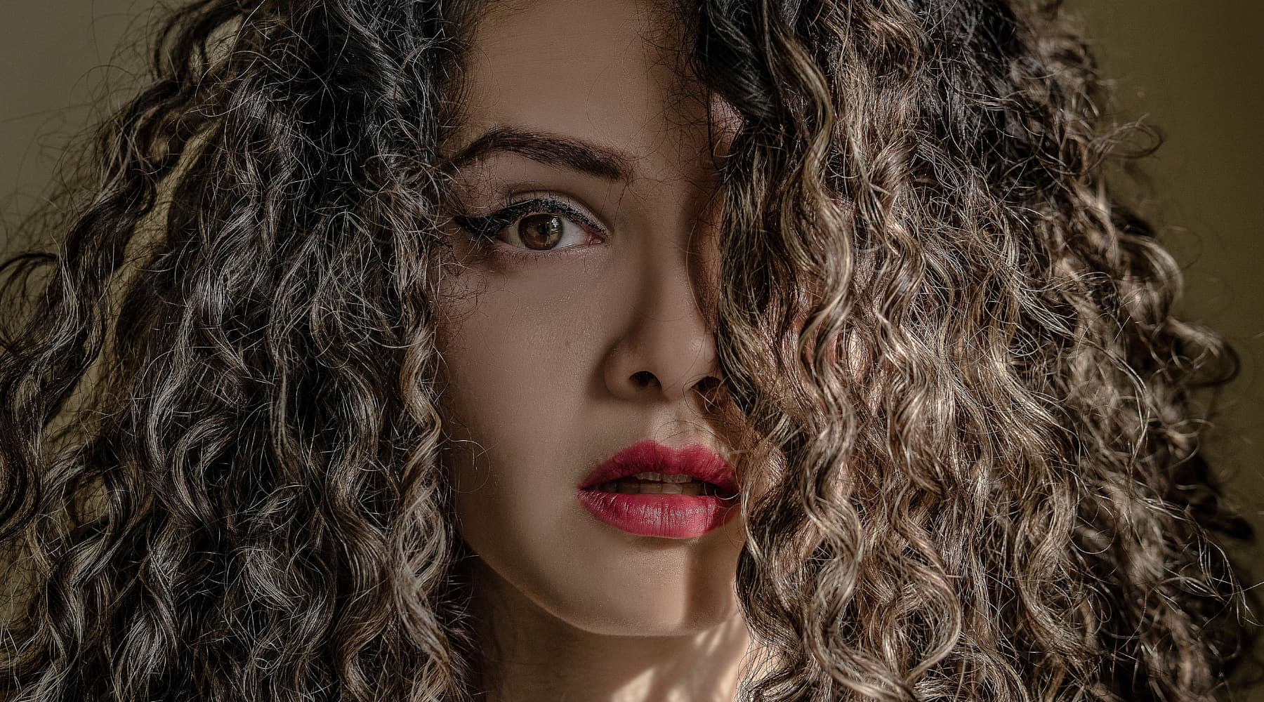 Portrait du visage d'une femme aux cheveux bouclés long Saison des Pluies