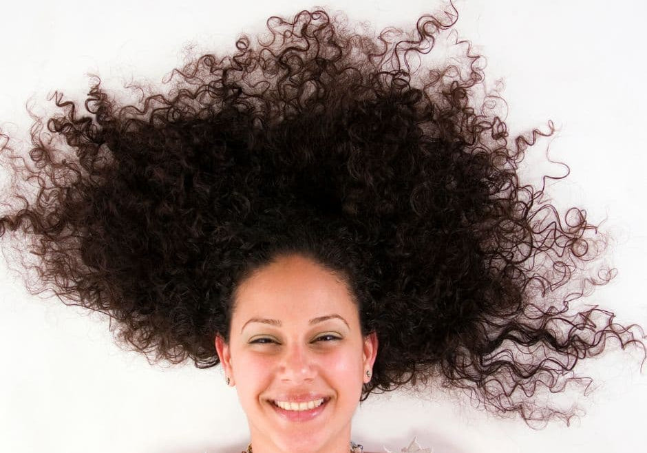 Cheveux secs et soins sans rinçage : 3 bonnes raisons d’en utiliser
