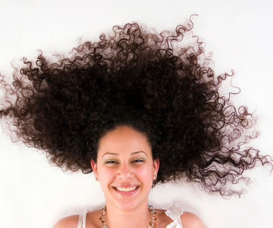 Cheveux secs et soins sans rinçage : 3 bonnes raisons d’en utiliser