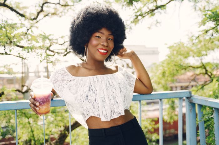 Cheveux Afro : 7 astuces anti-sécheresse pour cet été