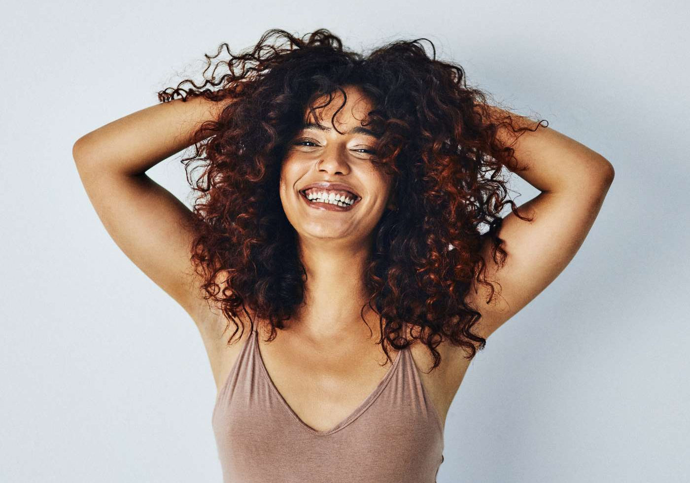 femme-aux-cheveux-boucles-long-bruns-volumineux-saison-des-pluies