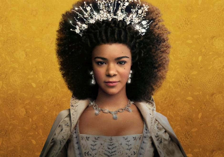 La reine charlotte chapitre de bridgerton portant ses cheveux afros frisés crépus
