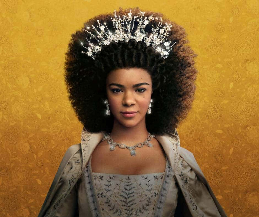 La reine charlotte chapitre de bridgerton portant ses cheveux afros frisés crépus