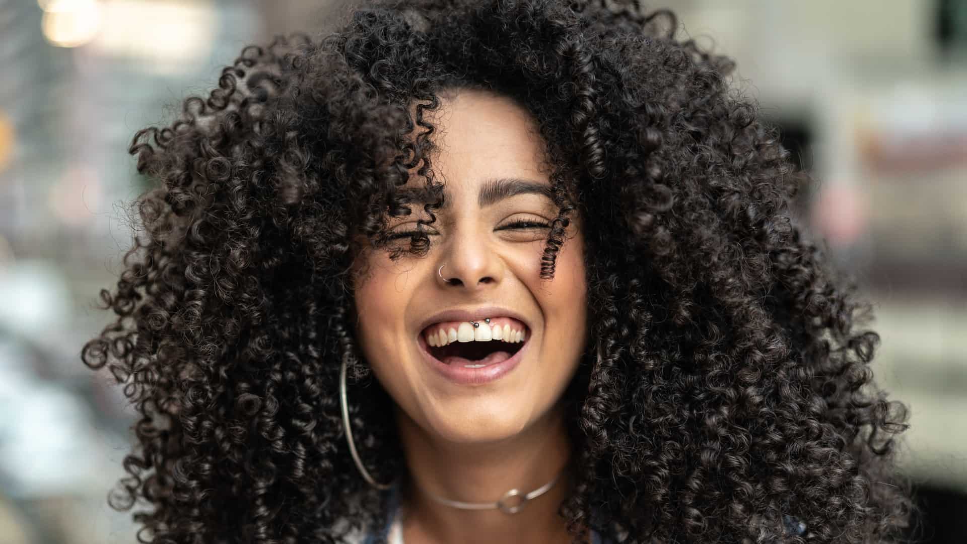 Femme méditerranéenne aux cheveux bouclés 