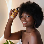 Femme noire aux cheveux crépus avec spray hydratant sans rincage pour cheveux afro crépus secs so wet oh 100 ml