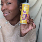 Démonstration de So Wet Oh! : application du spray hydratant Saison des Pluies pour rafraîchir et hydrater une coiffure protectrice.