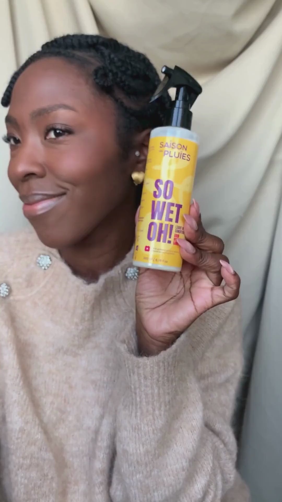 Démonstration de So Wet Oh! : application du spray hydratant Saison des Pluies pour rafraîchir et hydrater une coiffure protectrice.