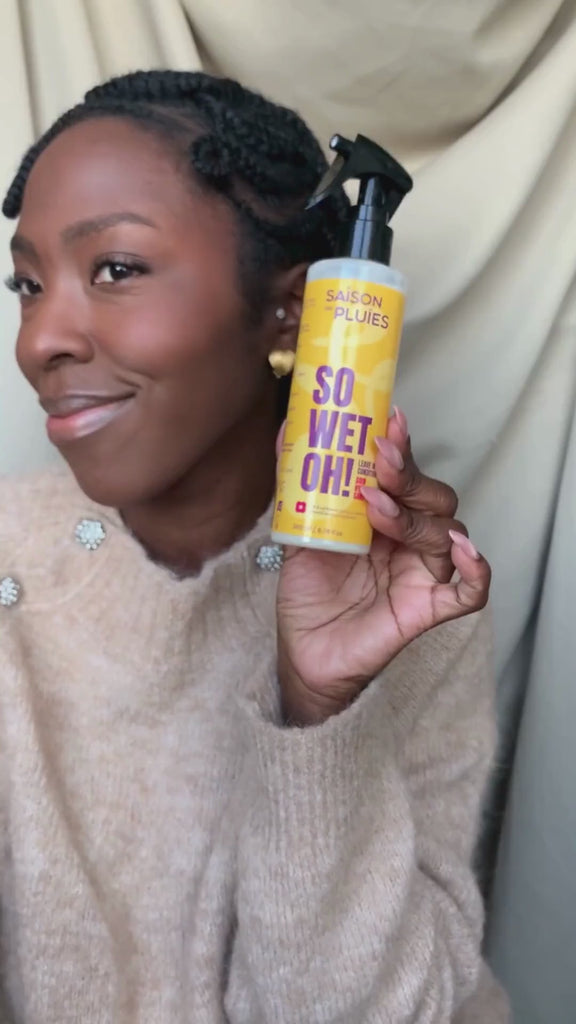 Démonstration de So Wet Oh! : application du spray hydratant Saison des Pluies pour rafraîchir et hydrater une coiffure protectrice.
