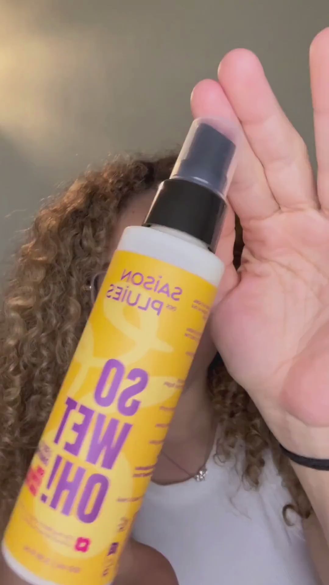 Démonstration du spray hydratant So Wet Oh! de Saison des Pluies sur cheveux bouclés