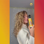 Démonstration spray hydratant So Wet Oh! sur cheveux bouclés blonds pour réactiver les boucles