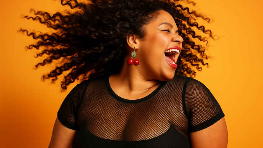 Femme souriante aux cheveux bouclés hydratés — inspiration refresh cheveux bouclés naturel