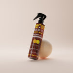 Spray hydratant leave in so wet oh reposant sur une boule en bois. 