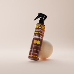 Spray hydratant leave in so wet oh reposant sur une boule en bois. 